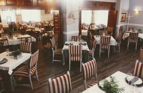 Hotel Restaurante La Varga comedor con sillas